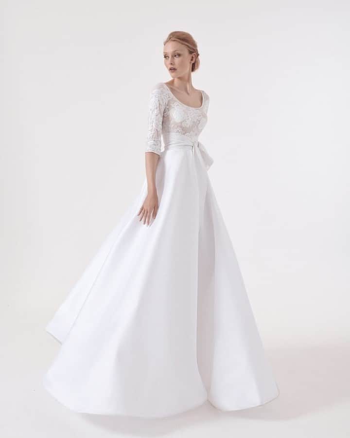 Magnolia Whiteさんのインスタグラム写真 - (Magnolia WhiteInstagram)「Giuseppe Papiniは、イタリアの伝統が息づくクラフトマンシップと時代をとらえた独創的なデザインによる、優雅でエレガントな佇まいが特徴のブランドです。 シンプルなドレスにオーバースカートやトレーン、リボンなどでアレンジを効かせた表情豊かなスタイリングは、洗練された女性らしさにあふれています。  dress. Giuseppe Papini / AUDREY  handling salon. omotesando  #magnoliawhite #mwhawaii #giuseppepapini #weddingdress #hawaiiwedding #マグノリアホワイト #ジュゼッペパピーニ #ウエディングドレス #インポートドレス #オーダードレス #チュールドレス #セルドレス #ドレス試着 #ドレス選び #海外ウエディング #海外挙式 #ハワイ挙式 #ハワイウエディング #ハワイ婚 #リゾートウエディング #リゾ婚 #ホテルウエディング #ホテル婚 #ホテル挙式 #2020冬婚 #2021春婚 #2021夏婚 #2021秋婚」1月22日 12時00分 - magnoliawhite_official