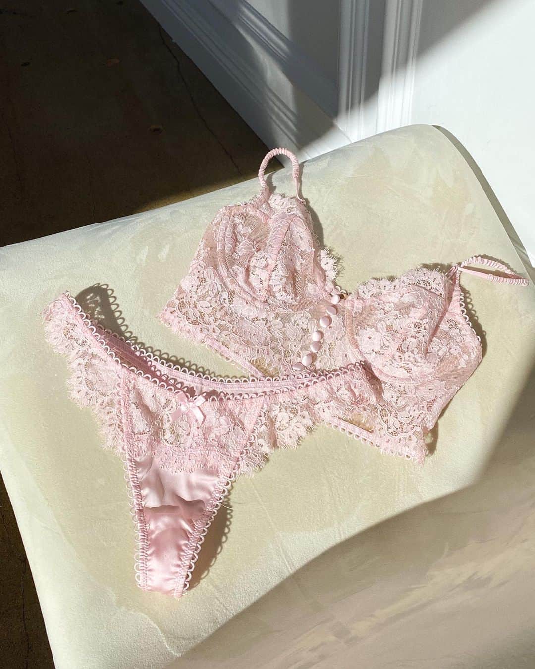For Love & Lemonsさんのインスタグラム写真 - (For Love & LemonsInstagram)「What's the cutest lingerie set you've ever seen and why is it this one? // The Faye Underwire Bra and Thong Panty」1月22日 12時01分 - forloveandlemons