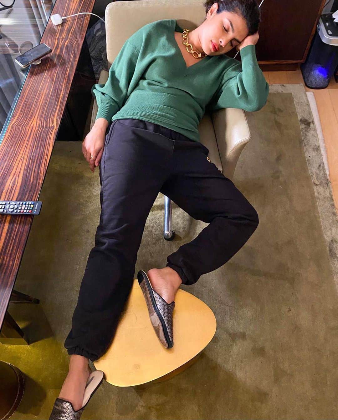 プリヤンカー・チョープラーのインスタグラム：「What’s my secret to doing late night talk show appearances in the US while living in London you ask? 👆🏽💤 #NapsOnNapsOnNaps  Top half Zoom styling by @luxurylaw 😂」