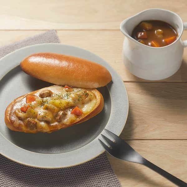 Pasco/敷島製パン株式会社のインスタグラム：「今日1月22日は#カレーの日 🍛 全国の学校給食メニューとして提供した日にちなんで制定されたそうです💡 　 カレーといえばご飯ですが…スパイシーなカレーには、ほんのり甘いパンも相性ぴったり💕 そこでご紹介するのは#超熟ロール でつくる「ロールでポットパン チーズカレー」🧀 　 パンの上側を少し切り落とし、下側は中央をくぼませて器状に。 カレーを詰めチーズをトッピングしたら、こんがり焼き色がつくまでトーストして完成！ 　 良い香りに誘われて、お腹がグゥグゥ鳴ってしまいそう🤤 　 寒い季節はスパイシーな料理で身体もホットに♪ アツアツ出来立てを召し上がれ💁‍♀️ 　 Pasco公式HPでもパンレシピを多数掲載しています🔍 プロフィール(@pasco.jp)のURLからすぐにHPにアクサスできますよ😊 　 #超熟ロール は他にも食べ方色々🌈 自由にカットして楽しむ！#きるテク も要チェックです👀✨  #Pasco #パスコ #超熟 #超熟のある暮らし #超熟いいね #超熟ロール #おうちこっぺ #ポットパン #パンアレンジ #パンレシピ #カレーの日 #カレー #🍛」