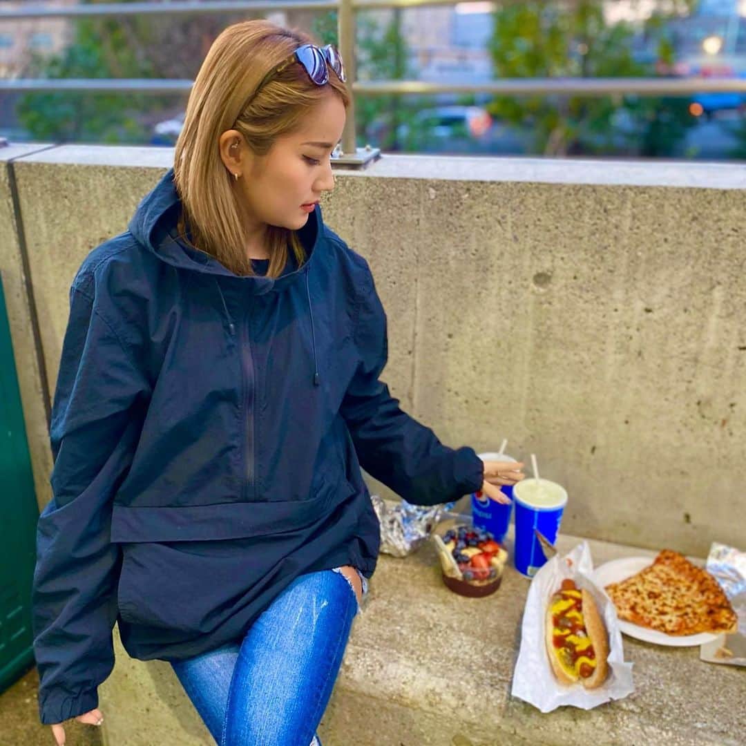 LORYのインスタグラム：「ランチなに食べますか🤤💭🍕🌭🥤 ． #anorak  #こういうタイプの服がアノラックっていうの初めて知りました🤫 #ポケットはポッケって言うタイプ #rideholic #ライドホリック」