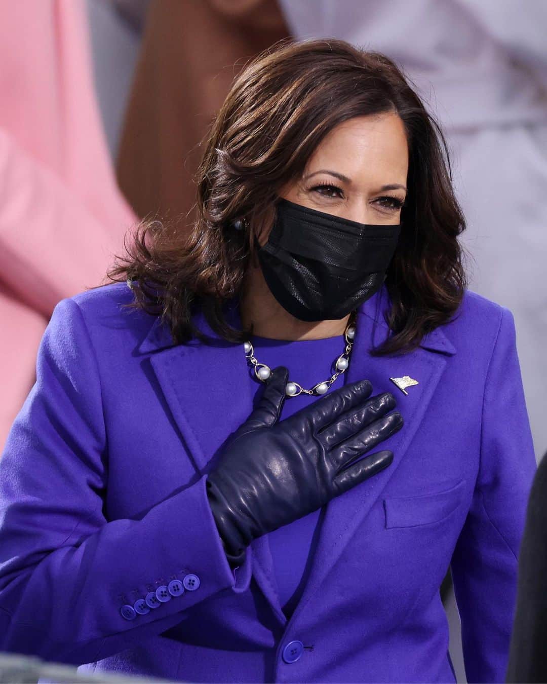 デビッドヤーマンのインスタグラム：「We’re excited and humbled to be a part of American history. Yesterday, Vice President Kamala Harris wore our limited-edition US flag lapel pin as she became the nation’s first female @VP. A symbol of our country’s unity and strength, the pin was designed and produced in our New York City studio from 18K yellow gold and diamonds. #KamalaHarris #Inauguration #DavidYurman」