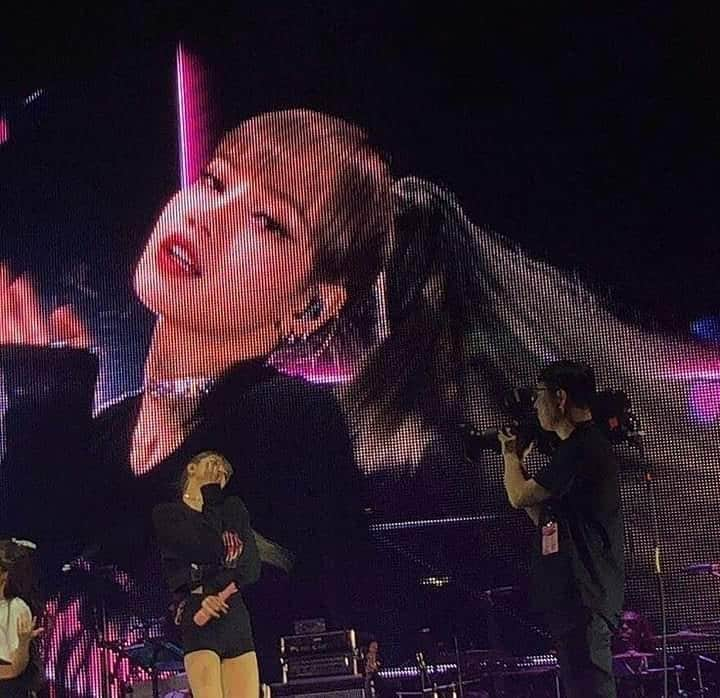 リサさんのインスタグラム写真 - (リサInstagram)「I want to ask the camera man how can he survived this. 🥵🥵 . . . #LISA #LALISA #리사 #블랙핑크 #BLACKPINK #LALISAMANOBAN #LALISAMANOBAL #blackpinklisa #lisablackpink」1月22日 12時07分 - lisa.blackpink