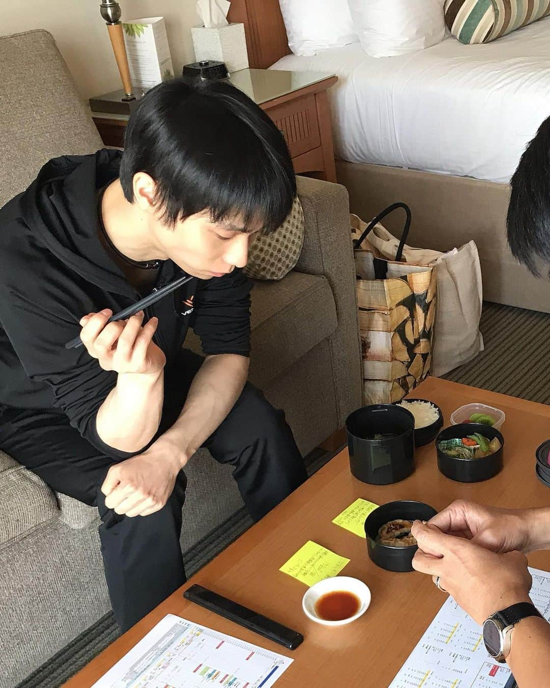 羽生結弦さんのインスタグラム写真 - (羽生結弦Instagram)「AJINOMOTO×SPORTSのTwitterより🥟  試行錯誤して出来た自信作のギョーザを #羽生結弦 選手にも試食してもらいました‼️  「うん、すごく美味しい！これは毎日でもいい☺️」と感想を✨  やった～😂🙌  そして帯同中に出したギョーザは全て完食してくれました🤗 #勝ち飯 https://twitter.com/aji_spo/status/1352443367292981249?s=21  かわいい〜〜🥰🥰🥰 #羽生結弦 #yuzuruhanyu #figureskating #figureskater」1月22日 12時09分 - yuzu_kanami