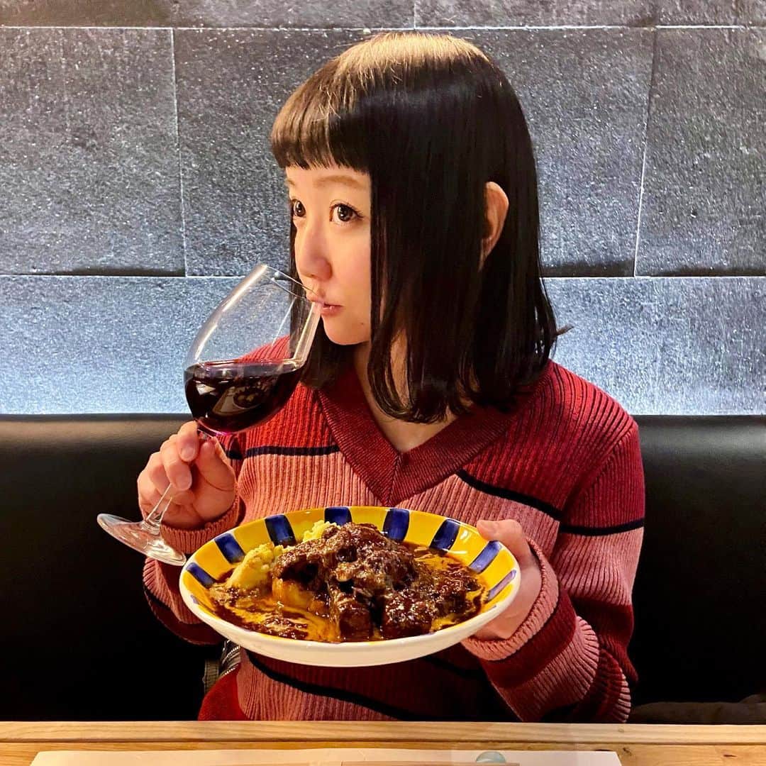 小鳥遊しほのインスタグラム：「遠出できないご時世なのでせめて食事でトリップを✈︎てことでご紹介🍷都内で富山県氷見市のおいしーごはんを食べられるよー！！  新宿駅 東南口から徒歩1分、るるぶキッチンで期間限定のメニューが出てるってことでGOしてきました🙋‍♂️  外観は赤提灯っぽいのに2・3Fの内観めちゃくちゃおしゃれ。  お目当ては「ひみの寒ぶりを使用したお茶漬け」……だけのはずが「氷見牛の濃厚ビーフシチュー」もおいしすぎてつい赤ワイン🥰笑 濃厚だった〜とろとろだった〜  お茶漬けは出汁が急須🫖で来るんだけど、これがまたおいしすぎた…🥺 ぜひ味わってほしいーーー  その他にも限定メニューたくさん！！ 氷見グルメは2月前半ごろまでの期間限定で、来月は勝浦グルメになるんだとか。それも楽しみ。    きっちり感染対策するのは大前提で、飲食店はしっかり利用していきたい派。旅行にいけるその日まで！！！都内も楽しんでいきましょう！！！☺️  ◆営業時間：16時30分～23時30分（23時LO） 　　　　　　土曜・日曜・祝日は16時～ ※緊急事態宣言発出を受けて、2021年2月7日までは20時閉店  #るるぶキッチン #るるぶキッチンビルヂング #PR #新宿グルメ #富山県 #氷見 #寒ぶり #グルメ #お茶漬け #シチュー #期間限定」