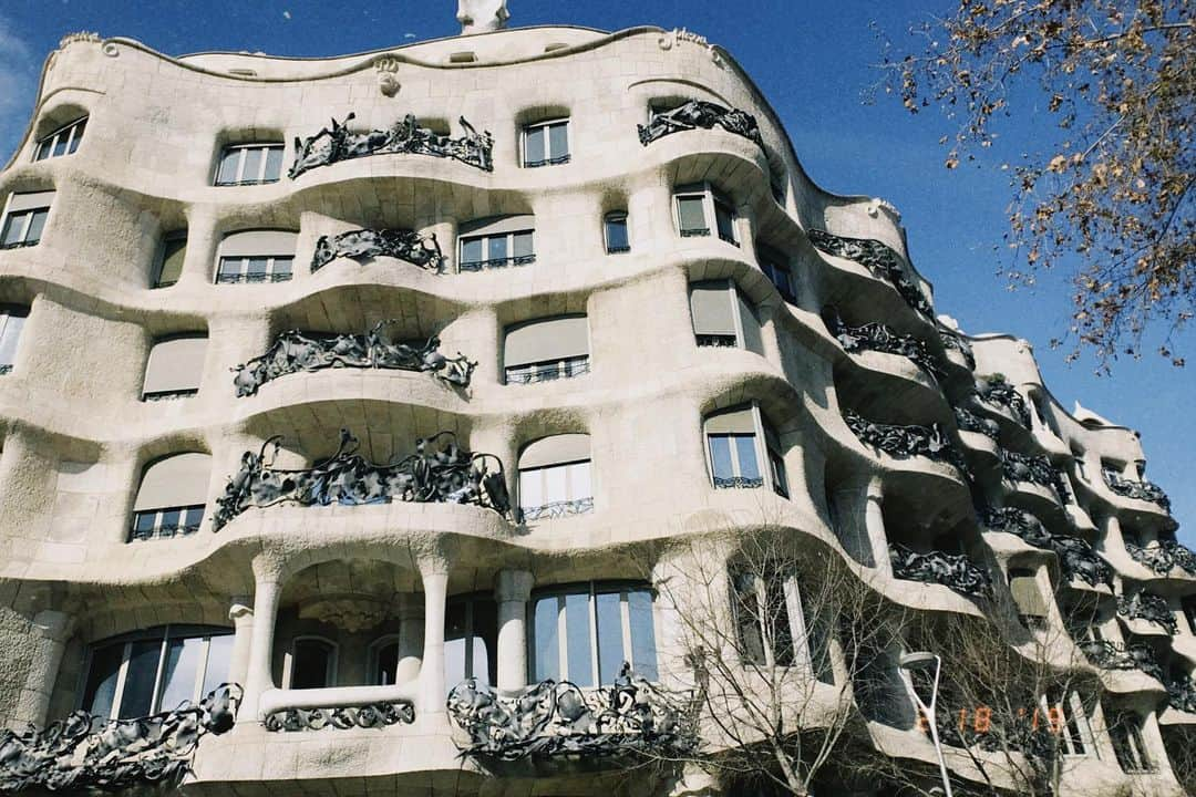 斉藤翠さんのインスタグラム写真 - (斉藤翠Instagram)「Casa Milà ・ ・ #スペイン思い出紀行 #spain2019 #spaintravel #casamila」1月22日 12時23分 - midori_sss