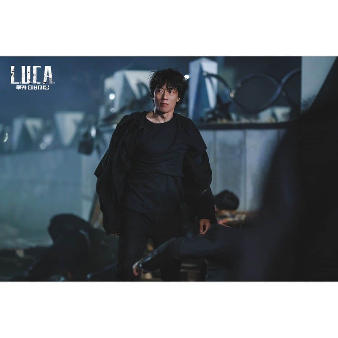 tvN DRAMA【韓国】さんのインスタグラム写真 - (tvN DRAMA【韓国】Instagram)「외로운 도망자 김래원 VS 광기의 추격자 김성오 숨멎을 부르는 두 남자의 처절한 사투🔥  #새월화드라마 #루카더비기닝 2월 1일 [월] 밤 9시 #tvN 첫 방송 #김래원 #이다희 #김성오  #루카 #luca」1月22日 12時21分 - tvn_drama