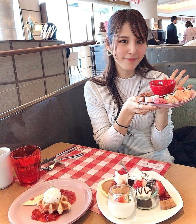 五十川ちほのインスタグラム：「前行った時のだよ〜🥺🥺 苺美味しかった🍓✨ . 写ってないけどバッチリカレーも食べた🍛ww . . . #portrait_vision #portraitmodel #portrait_shots #portrait_page #japan_of_insta #japanesegirl #japaneseculture #japanesefashion #asiangirls  #likeforlikeback #racequeen #ringgirls #RIZINガール #撮影会　  #撮影モデル #ポートレートモデル  #レースクイーン #ラウンドガール 　  #ヒルトン東京お台場 #スイーツビュッフェ #五十川ちほ #ちーころ」