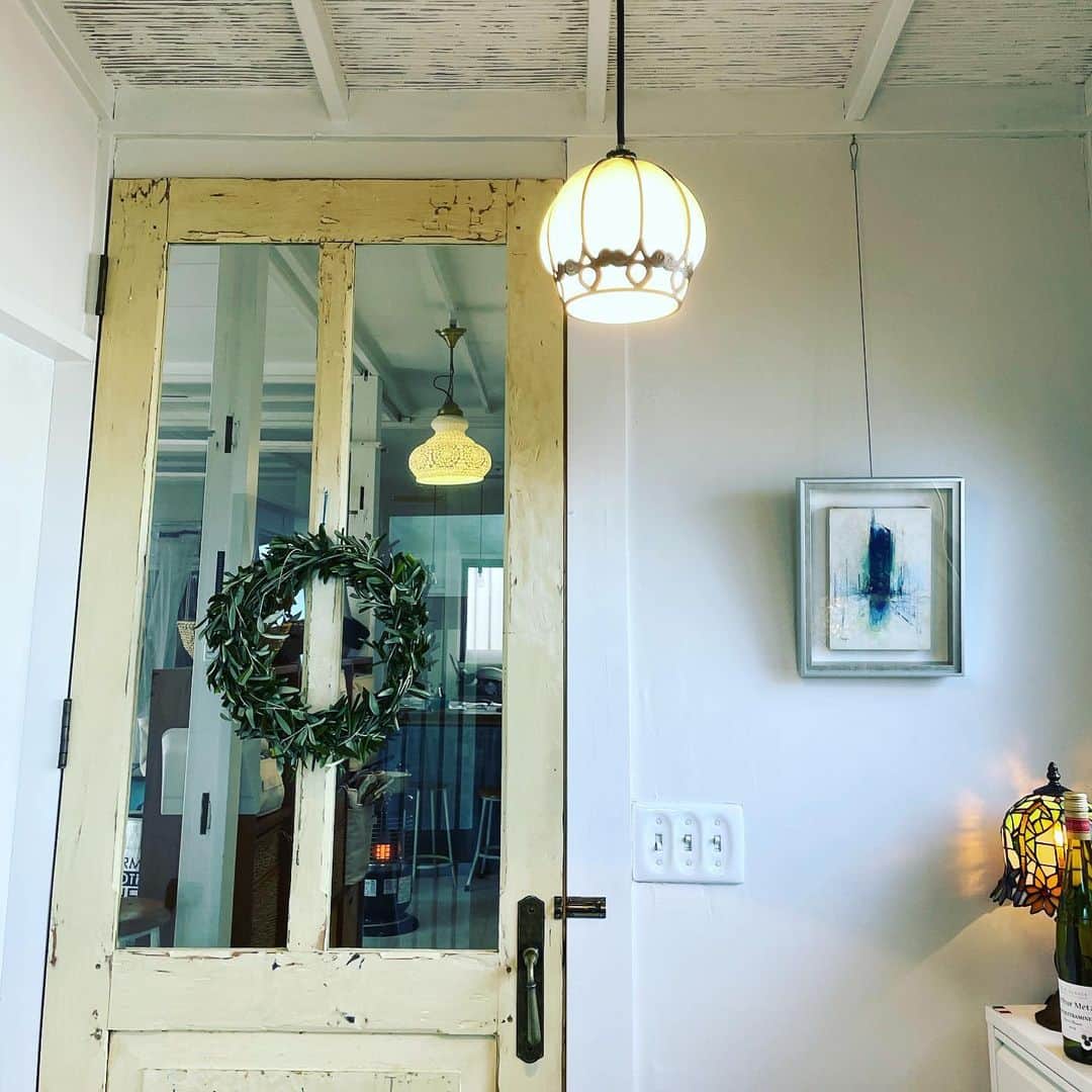 津久井智子さんのインスタグラム写真 - (津久井智子Instagram)「素敵なオリーブのリース🌿 ご近所の美しくて憧れちゃうような素敵な方の手作りをいただきました😊 外に飾るのはもったいない気がして中のドアに。 いい…✨」1月22日 12時31分 - tomokotsukui