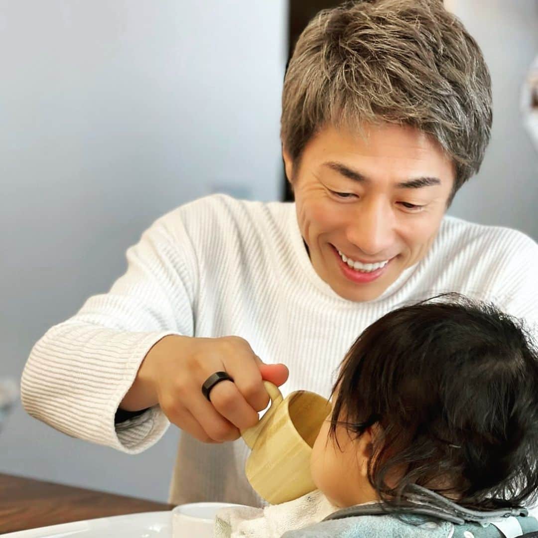 田村淳のインスタグラム：「次女の離乳食と麦茶解禁^_^ 赤ちゃん用の麦茶ごくごく飲みますw 離乳食は 米、にんじん、じゃがいもが好きみたい  おすすめ離乳食ありますか？」