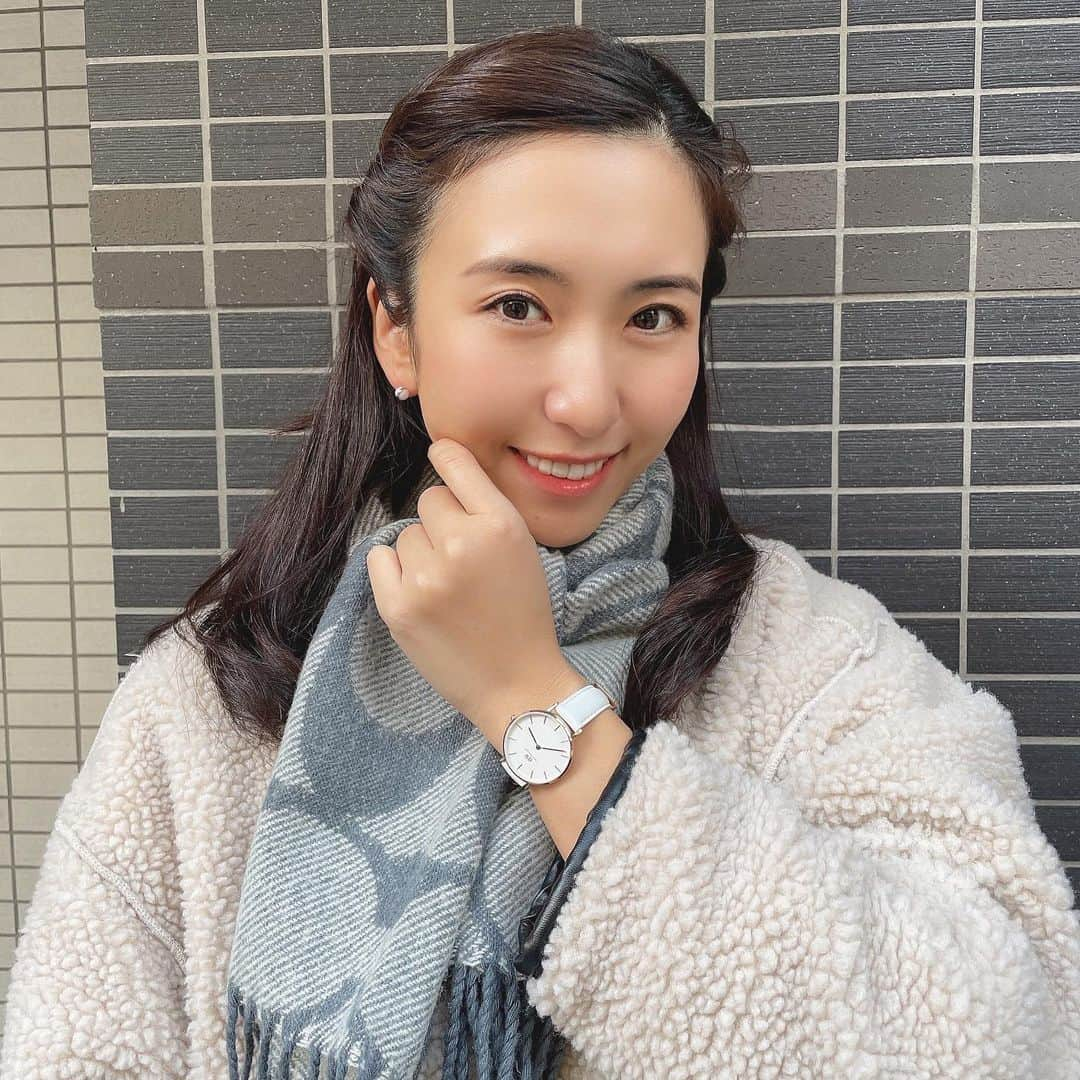 mimiさんのインスタグラム写真 - (mimiInstagram)「ホワイトコーデが好き♡ アクセもホワイト☺️ 時計もピアスも @danielwellington   アウターは @mite__official  マフラーは @coach  だよ💓 ・ #ダニエルウェリントン #DWニューイヤー #冬使用アクセサリー #pr #おしゃれ時計 #お手元 #腕時計 #高見えアクセ #mimi服 #小ぶりなピアス #ホワイトピアス #レザーベルト #レザーベルト時計  #冬ファッション #冬コーデ #コート #アウター #ボアコート #ビッグシルエットコート #大人カジュアル #fashionista #fashionglam  #whinterfashion #おしゃれさんと繋がりたい #冬服 #服好き #冬服コーデ」1月22日 12時41分 - chan.mi3