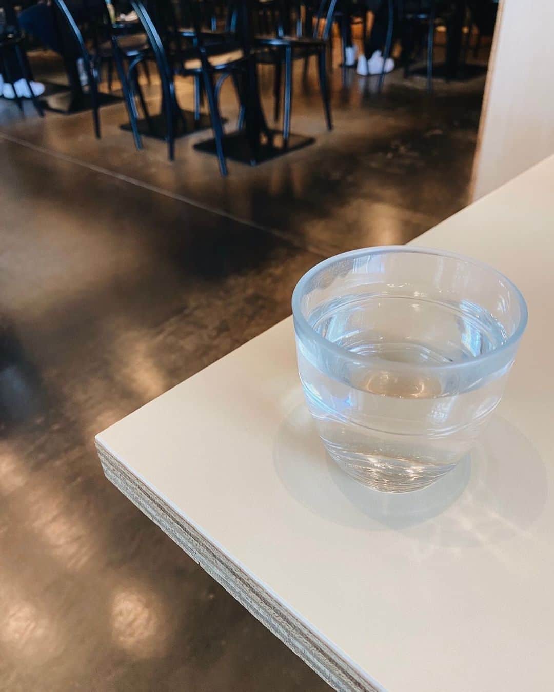 のインスタグラム：「good morning  今日は朝からマツエク付け足してもらって これからお仕事二本立て☺︎ 昨日も6時間くらい歌いっぱなしだったけど 歌えるのって最高だよね 今日もがんばろう〜 次何歌おうかな🐈  #morning#mtg#cafe#workworkworkworkwork#sing#artist#fashion#マツエク#ビウラ#カフェ#うた#リクエスト募集中」