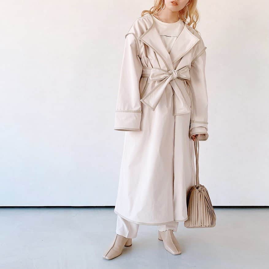 Vannie Officialのインスタグラム：「【ノーカラーパイピングロングトレンチコート】¥5,400+tax   旬ルック間違いなし！この春の大本命アウター♡   《styling》 冬に人気のアウターが春ver.になり登場♪ どんなコーデにも色味にも合わせやすいすっきり見えロングアウターです！ 今年らしい配色パイピングは羽織るだけでたちまちトレンドルックに…♡ 付属のウエストリボンは一巻きでオトナっぽく、リボンで可愛らしくと雰囲気を変えて着られちゃいます◎   《detail》 大きめの襟がVANNIEっぽく、1番の可愛いポイント♡ ボリュームtopsも楽々着られる大きめのアームホールと、後ろにスリット入っており裾さばきもしやすい仕様です◎ フロントはダブルのスナップボタンになっており、リボンなしでカジュアルにも着られます。   《fabric》 張り感がある素材で少し光沢感も有り◎  ※詳しいお手入れ方法は商品タグをご参照ください。   #vannie_u#ヴァニーユー #ZOZOでしか買えない⠀⠀   お問い合わせはDMまでご連絡ください☺️」