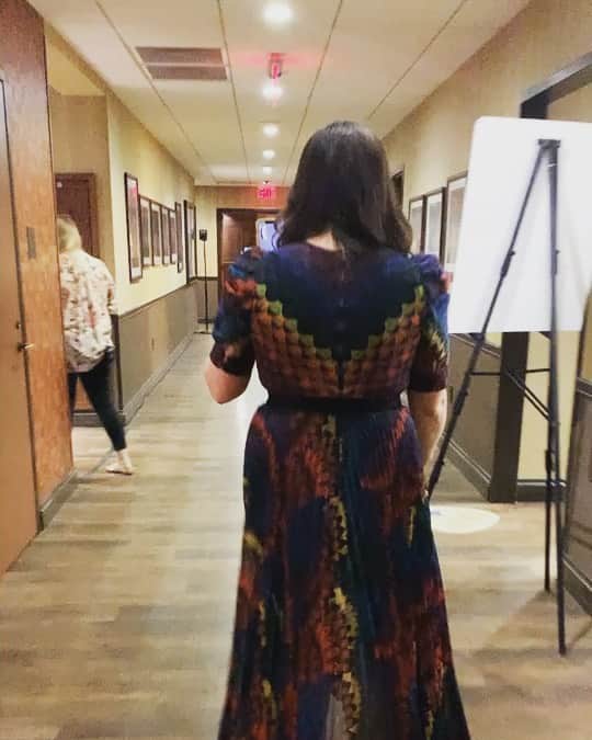 ヒラリー・スコットのインスタグラム：「When my mom @lindadavisnashville left East Texas when she was young, people would ask why she was headed to Nashville and she would say, “to play on the Grand Ole Opry!” Getting to make this call today was priceless.   An invitation into the @opry makes country artists like us feel like we will always have a home—a place to celebrate country music, play our songs, visit with our friends and fans...a place to belong. Thank you @opry and thank you @dariusrucker for sharing the good news with us. ❤️」
