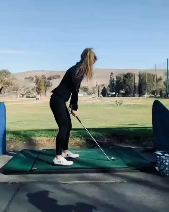 平野ジェニファーのインスタグラム：「Hitting with a mask on....now normal...now why do people do this but not fix their ball marks on the greens? 🤔🤣... • • • #practice #tourlife #japan #professionalgolfer #instadaily #instaswing #instagood #instalike #dedication #golflover #golflife #golfstagram #golffashion #fashiongram #allblack #longhair #asian #girl #happy #love #smile #amazing #progolfer」