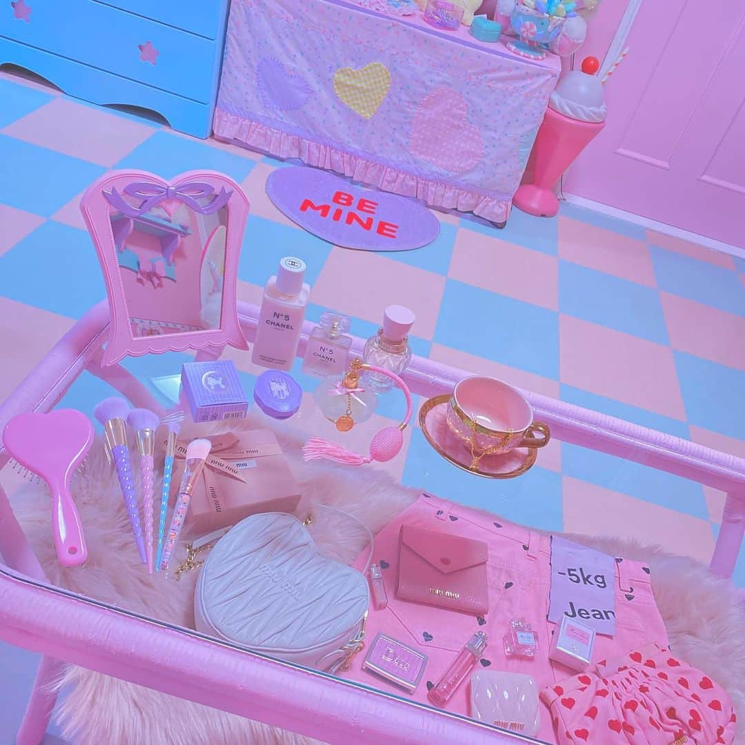 まろんちゃんさんのインスタグラム写真 - (まろんちゃんInstagram)「#fancytoy#vintagetoys #pinkroom#kidsroom#ファンシー#ゆめかわ#パステル#ビンテージトイ#キッズルーム #子供部屋 #ピンクルーム#ピンク部屋#ゆめかわいい#myroom#おもちゃ部屋#ファンシートイ#sanrio #pink#fancyalamode #ピンク#ラデュレ#miumiu #ミュウミュウ#シャネルコスメ #chanel#フランフラン #フランフランのある生活#francfranc#fifichachnil」1月22日 12時47分 - fancy_maronchan