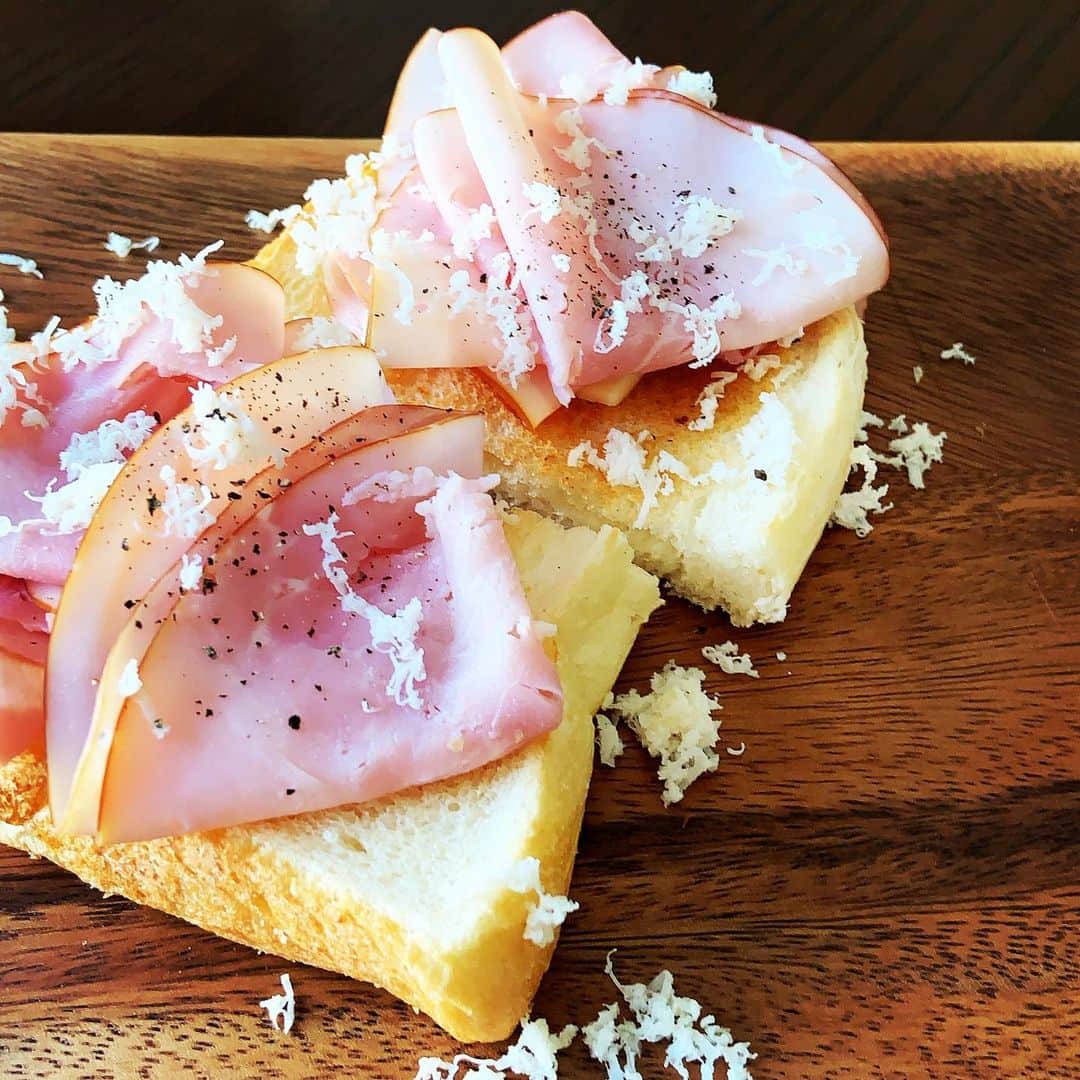 志摩有子さんのインスタグラム写真 - (志摩有子Instagram)「トーストに薄切りハムとバター、ホースラデッシュ。バターは溶かさず、思い切ってたっぷり盛るのが美味しい。  #ハムトースト」1月22日 12時56分 - ariko418