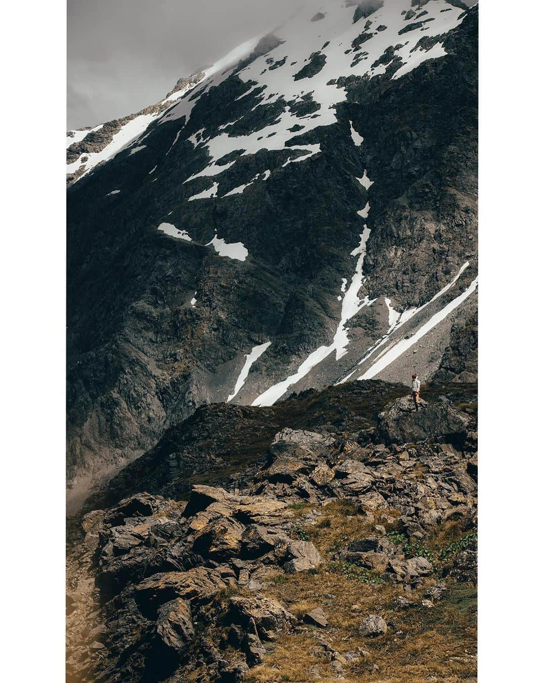 マイケル・ドーソンのインスタグラム：「You feel pretty dam small in these crazy mountains 🏔 Pretty amazing lunch spot at the top of Browning Pass on the classic 3 Passes route through the Southern Alps from Arthurs Pass —> Hokitika. #nz #nzmustdo #explore #browningpass #southernalps #travelmore #hike #arthurspass #3passes」