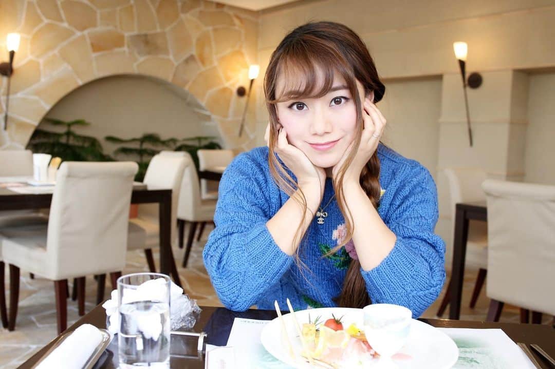 のインスタグラム：「． It is a recommended salon.  家族でランチに行った時のpic✨  ここのワンプレートが 美味しくて幸せだったなぁ♡  最近はステイホームで なかなか外食も行けてないけど…😭 　  ． さてさて、いつもご紹介している "銀座カラー"💓冬の間にツルツル肌に なっちゃいましょ〜♡  月額3,000円で全身脱毛ができちゃいます🧡 コスパ良すぎですよね(o'ω'o)♡  無料カウンセリングのご予約は @ginzacalla_official さんの公式 アカウントURLからcheck❤︎  ． #お出かけ#3歳児ママ#0歳児ママ#男の子ママ#家族時間#親子#お出かけ#子育てママ#ママ#おしゃれカフェ#2人育児#ママファッション#銀座カラー#脱毛#全身脱毛#顔脱毛#callaPR ．」
