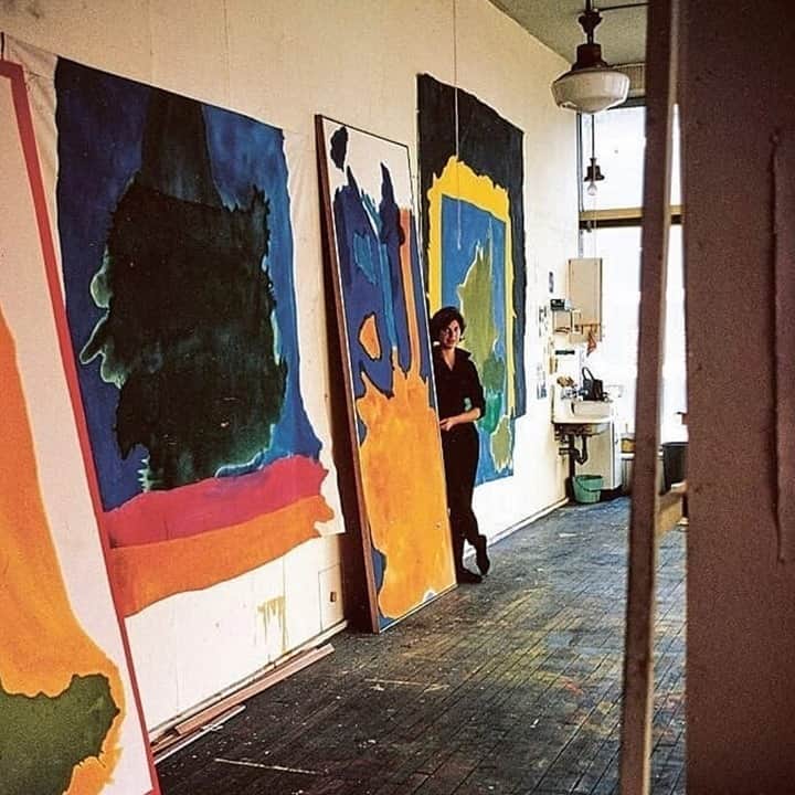 Meganさんのインスタグラム写真 - (MeganInstagram)「Helen Frankenthaler in her studio. ⁠ .⁠ .⁠ .⁠ .⁠ #HelenFrankenthaler #abstractart #abstractpainting #artwork #contemporaryart #fineartgallery #newyorkcity #artisttudio」1月22日 13時01分 - zanzan_domus