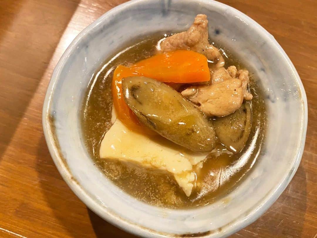 【元祖串焼き】''串タロー''公式アカウントさんのインスタグラム写真 - (【元祖串焼き】''串タロー''公式アカウントInstagram)「. こんにちは🙌 串タロー事務の串子です🤩💗  串タローの歴史に新風！✨✨✨ 暖かいお通しができました☺️👏👏👏  福島県会津坂下町の大竹豆腐を使った、『こだわり豆腐のうま煮』です🎉🎊  煮込んでいる餡は炒めた豚バラ肉やゴボウなどが入っていて、溶けだした旨味や香りまで楽しめる和風の味です🌸 お豆腐がおいしいので、煮込みすぎないようにしています💪 こだわりの豆腐本来のおいしさを活かしたうま煮です😌💕  寒い日が続きますが、暖かいお通しを用意してお待ちしております🙇‍♀️✨  URLはこちら @kushitarou_official  #串タロー #新宿まき串 #新宿居酒屋 #串子の日常 #一人飲み女子 #串子 #野菜まき串 #巻き串 #まき串 #お通し #福島県会津坂下町 #大竹豆腐 #こだわり豆腐のうま煮」1月22日 13時07分 - kushitarou_official