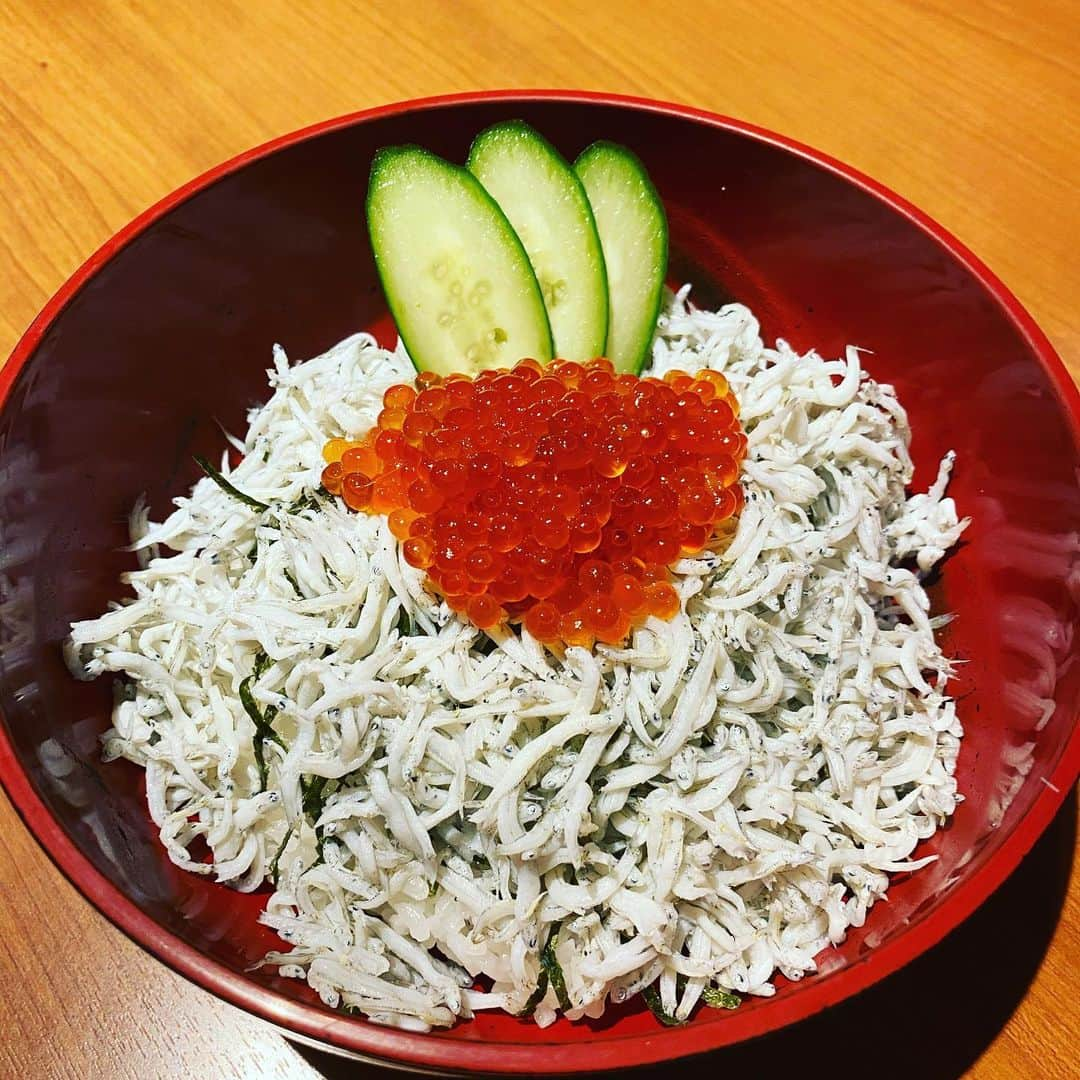 炉端焼き とろ函～とろばこ～ 堅田店のインスタグラム：「釜揚げシラスといくら日の丸丼😀 今日からのランチでスタートです😆 宜しくね🥺#牡蠣#とろ函#堅田#滋賀#蟹#北海道 #堅田駅前#駅前#地酒＃いくら#コロナ対策 ＃炭火#炉端#飲み放題あり#gotoキャンペーン#ランチ#居酒屋ランチ#ホッケ#定食#テイクアウト」