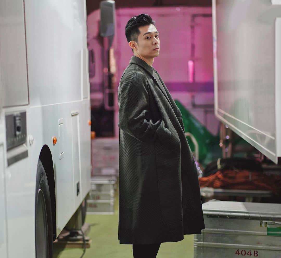 チャウ・パッホウのインスタグラム：「🔮  #ErmenegildoZegna #ZegnaXXX  @zegnaofficial  Styling：@ronaldseto @believeinu.biu」
