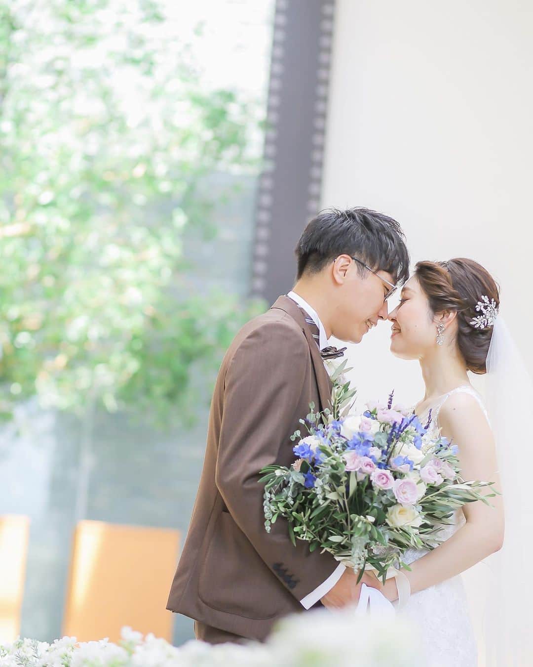 結婚式場ブランレヴュー宇都宮アクアテラスのインスタグラム：「.﻿ 誰もが憧れるウエディングドレスとチャペル＊﻿ ﻿ 自然光が差し込むチャペルは﻿ どんな瞬間を切り取っても素敵なシーンに。﻿ ﻿ コロナ禍で大人数を呼ぶのは不安、、﻿ 写真だけでも残したい、、﻿ ﻿ 少人数婚やフォトウエディングなど﻿ おふたりに合わせたスタイルもご用意しております！﻿ ----------------------------------------﻿ ﻿ ＼衛生管理強化中！当日予約OK／﻿ 1/24までのブライダルフェア⭐︎﻿ ﻿ 1月中のご来館が1番お得！﻿ 【お正月限定の豪華特典盛り沢山❤︎】﻿ ﻿ 衛生対策徹底中！﻿ 安心してご見学いただけます！﻿ 挙式日の変更も可で安心の結婚式を！﻿ ﻿ ご来館でギフト券最大10000円プレゼント⭐︎﻿ ﻿ 詳細は下記▽▽﻿ https://www.dearswedding.jp/blancrevue/fair/﻿ ﻿ リニューアルしたNewチャペルのご見学もお楽しみに♩﻿ ﻿ プロフィールからご覧いただけます！ @blancrevue_wedding」