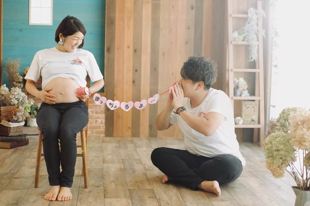 フォトスタジオノザキのインスタグラム：「. まっちょるよ～🎶  お腹の中の赤ちゃんと一緒に✨  パパ手書きの家族という文字に家族愛を感じました♡  衣装1着プラン全データ30枚　20.000円〜  普段着での撮影はもちろん、衣装のご準備もあります!! ------------------------------------------- 皆様に安心して当店をご利用いただけますよう フォトスタジオノザキでは新型コロナウィルス感染予防としまして以下の対策を実施いたします。 ・店頭に消毒液を設置 ・店内全ての設備・おもちゃ・その他定期的に殺菌消毒処理 ・スタッフ開店前検温確認 ・スタッフマスク常備　 ご案内や写真セレクト時はマスクを装着 ・スタッフ撮影ごとに手洗い・消毒・うがい実施 ・1組ずつ撮影間隔を空ける  皆様が快適に気持ちよく思い出となる写真が残せますよう精一杯のご対応をさせて頂きます。 ------------------------------------------- . 詳細はこちら⇒（@photostudionozaki） . #フォトスタジオノザキ #photostudionozaki #宮崎 #写真館 #スタジオ撮影 #写真スタジオ #宮崎写真館 #宮崎スタジオ #マタニティフォト #マタニティ撮影 #マタニティ記録 #ベビーフォト #赤ちゃんのいる生活 #べビスタグラム #妊婦 #新米ママ #宮崎プレママ #プレママ #プレママさんと繋がりたい #初マタさんと繋がりたい #宮崎ママ #宮崎ママと繋がりたい #お揃いコーデ」