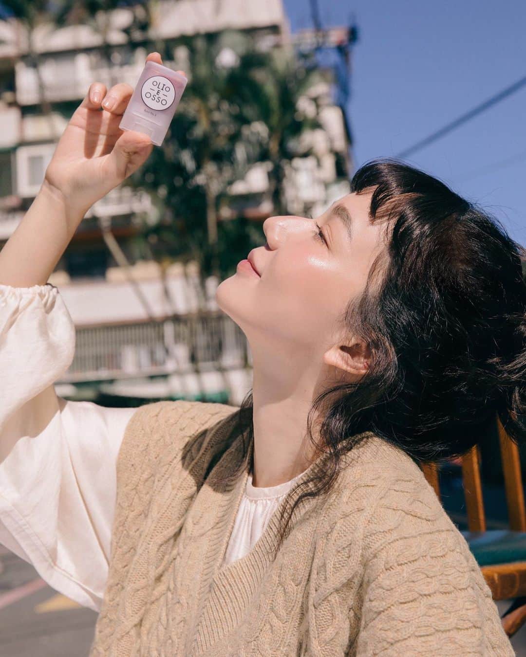 謝琦琦（Kiki）さんのインスタグラム写真 - (謝琦琦（Kiki）Instagram)「這篇是給那些不愛上妝又想有氣色的人們 特別是超級乾肌 今年特冷的冬天又吹暖氣的話 應該臉快裂開了吧 OLIO E OSSO天然全能顏頰膏以橄欖油為基底 以一種最天然的方式 增添自然光澤的同時也滋潤肌膚 在太陽底下更像由裡透出來的飽滿紅潤 是很多好萊塢明星化妝包裡的急救棒 有多種顏色可以選擇 想畫哪就畫哪 頰唇是我最推薦使用的地方  有時候休假或是一直戴口罩真的很不想上底妝  一點點透膚的紅潤比粉霧質感更自然 就像素顏上霧面唇彩容易顯得突兀 雖然持久性沒有彩妝來得好 但對肌膚也較溫和 卸妝也就不用那麼繁複 說到底就是懶得卸妝啊😆  鮮豔色的顯色度較好 粉嫩色系比較適合白皙的肌膚 2/4前至 @sofa_socool 選購可輸入折扣碼「OEOKI」OLIO E OSSO商品9折 而且新註冊會員即送購物金$100 (立馬折抵歐~)  #沙發選物 #olioeosso #仙女光暈 #好氣色急救棒 #好萊塢明星化妝包的秘密」1月22日 13時29分 - kikihsieh
