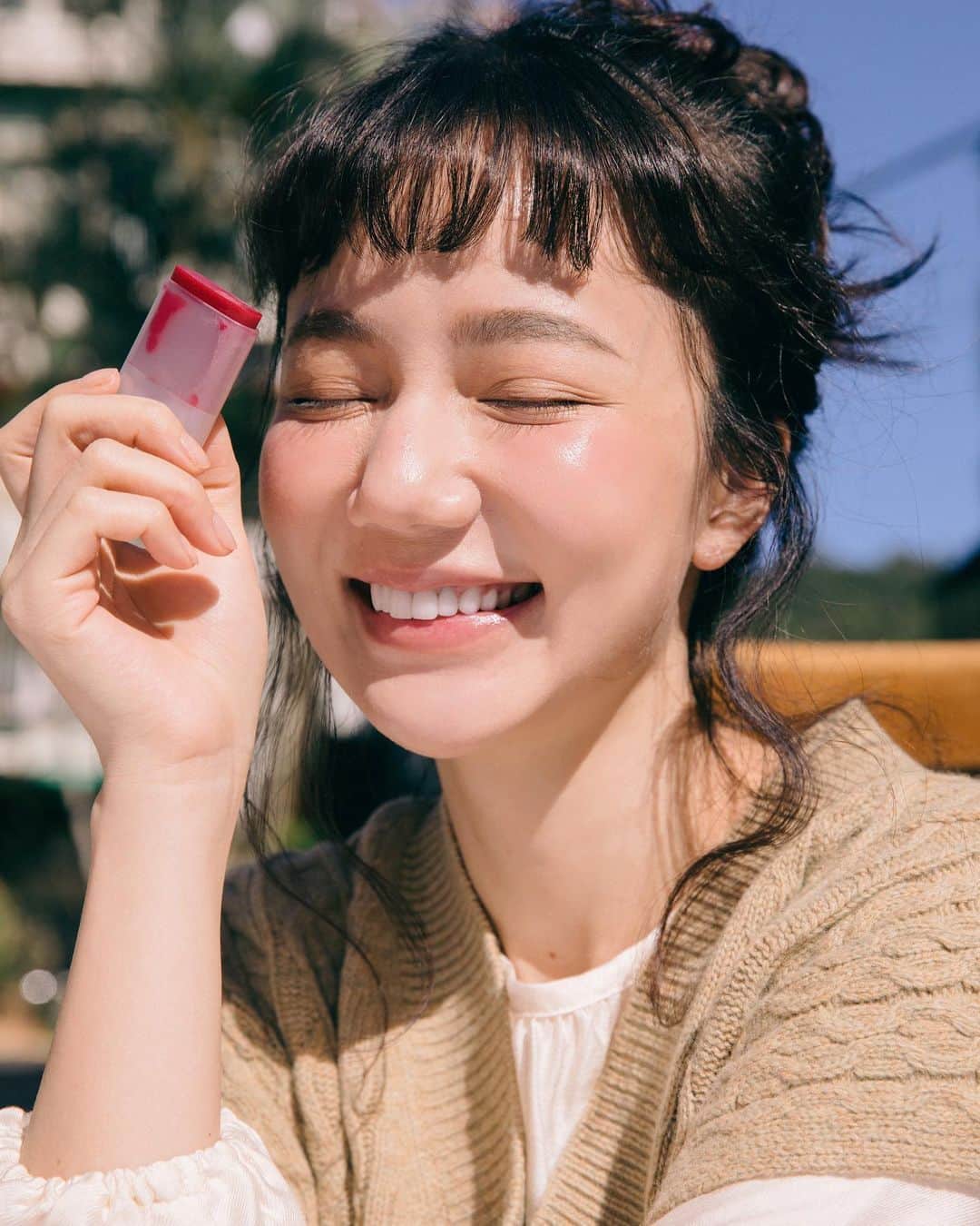 謝琦琦（Kiki）さんのインスタグラム写真 - (謝琦琦（Kiki）Instagram)「這篇是給那些不愛上妝又想有氣色的人們 特別是超級乾肌 今年特冷的冬天又吹暖氣的話 應該臉快裂開了吧 OLIO E OSSO天然全能顏頰膏以橄欖油為基底 以一種最天然的方式 增添自然光澤的同時也滋潤肌膚 在太陽底下更像由裡透出來的飽滿紅潤 是很多好萊塢明星化妝包裡的急救棒 有多種顏色可以選擇 想畫哪就畫哪 頰唇是我最推薦使用的地方  有時候休假或是一直戴口罩真的很不想上底妝  一點點透膚的紅潤比粉霧質感更自然 就像素顏上霧面唇彩容易顯得突兀 雖然持久性沒有彩妝來得好 但對肌膚也較溫和 卸妝也就不用那麼繁複 說到底就是懶得卸妝啊😆  鮮豔色的顯色度較好 粉嫩色系比較適合白皙的肌膚 2/4前至 @sofa_socool 選購可輸入折扣碼「OEOKI」OLIO E OSSO商品9折 而且新註冊會員即送購物金$100 (立馬折抵歐~)  #沙發選物 #olioeosso #仙女光暈 #好氣色急救棒 #好萊塢明星化妝包的秘密」1月22日 13時29分 - kikihsieh