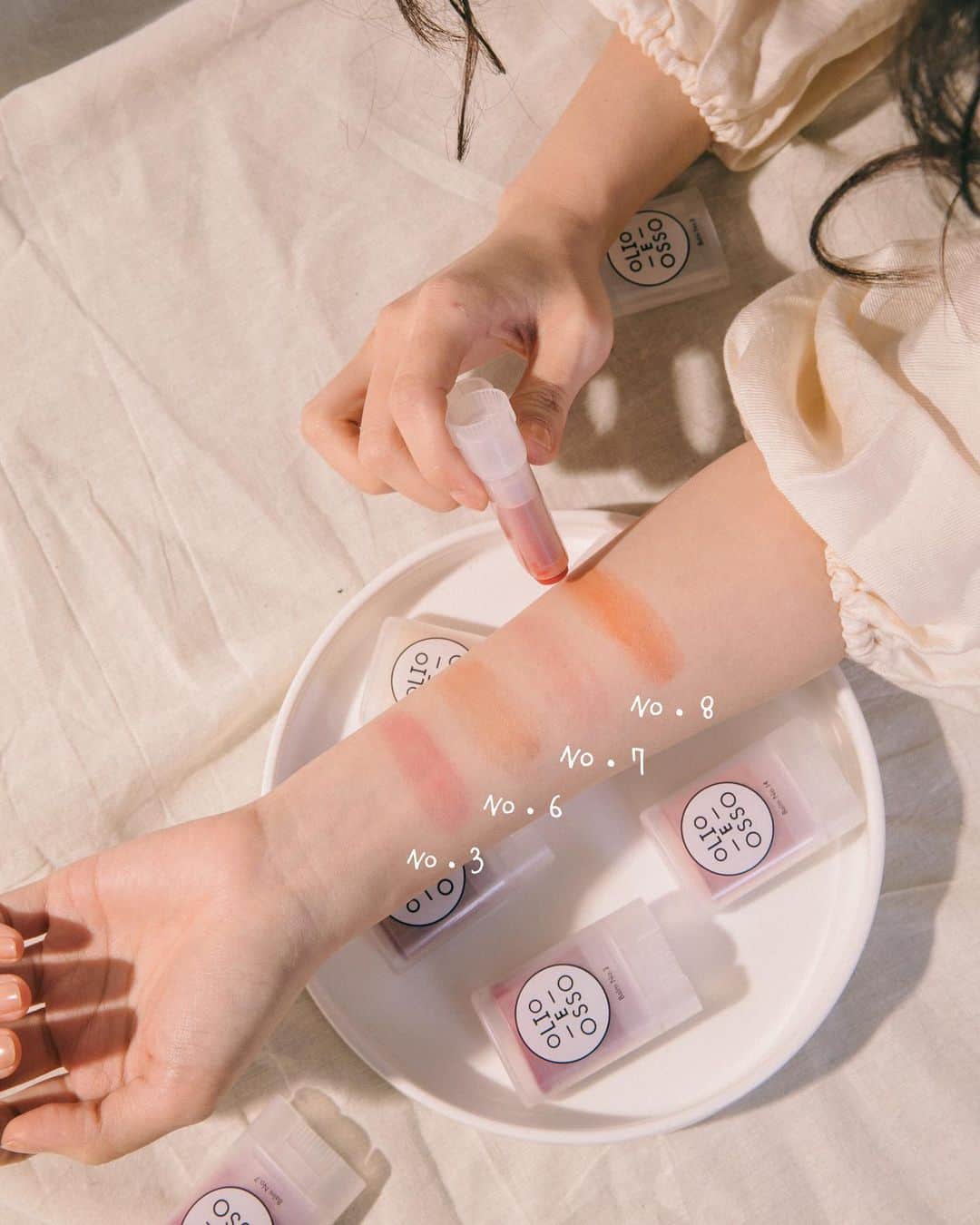 謝琦琦（Kiki）さんのインスタグラム写真 - (謝琦琦（Kiki）Instagram)「這篇是給那些不愛上妝又想有氣色的人們 特別是超級乾肌 今年特冷的冬天又吹暖氣的話 應該臉快裂開了吧 OLIO E OSSO天然全能顏頰膏以橄欖油為基底 以一種最天然的方式 增添自然光澤的同時也滋潤肌膚 在太陽底下更像由裡透出來的飽滿紅潤 是很多好萊塢明星化妝包裡的急救棒 有多種顏色可以選擇 想畫哪就畫哪 頰唇是我最推薦使用的地方  有時候休假或是一直戴口罩真的很不想上底妝  一點點透膚的紅潤比粉霧質感更自然 就像素顏上霧面唇彩容易顯得突兀 雖然持久性沒有彩妝來得好 但對肌膚也較溫和 卸妝也就不用那麼繁複 說到底就是懶得卸妝啊😆  鮮豔色的顯色度較好 粉嫩色系比較適合白皙的肌膚 2/4前至 @sofa_socool 選購可輸入折扣碼「OEOKI」OLIO E OSSO商品9折 而且新註冊會員即送購物金$100 (立馬折抵歐~)  #沙發選物 #olioeosso #仙女光暈 #好氣色急救棒 #好萊塢明星化妝包的秘密」1月22日 13時29分 - kikihsieh