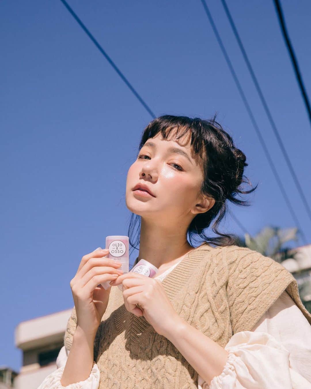 謝琦琦（Kiki）さんのインスタグラム写真 - (謝琦琦（Kiki）Instagram)「這篇是給那些不愛上妝又想有氣色的人們 特別是超級乾肌 今年特冷的冬天又吹暖氣的話 應該臉快裂開了吧 OLIO E OSSO天然全能顏頰膏以橄欖油為基底 以一種最天然的方式 增添自然光澤的同時也滋潤肌膚 在太陽底下更像由裡透出來的飽滿紅潤 是很多好萊塢明星化妝包裡的急救棒 有多種顏色可以選擇 想畫哪就畫哪 頰唇是我最推薦使用的地方  有時候休假或是一直戴口罩真的很不想上底妝  一點點透膚的紅潤比粉霧質感更自然 就像素顏上霧面唇彩容易顯得突兀 雖然持久性沒有彩妝來得好 但對肌膚也較溫和 卸妝也就不用那麼繁複 說到底就是懶得卸妝啊😆  鮮豔色的顯色度較好 粉嫩色系比較適合白皙的肌膚 2/4前至 @sofa_socool 選購可輸入折扣碼「OEOKI」OLIO E OSSO商品9折 而且新註冊會員即送購物金$100 (立馬折抵歐~)  #沙發選物 #olioeosso #仙女光暈 #好氣色急救棒 #好萊塢明星化妝包的秘密」1月22日 13時29分 - kikihsieh