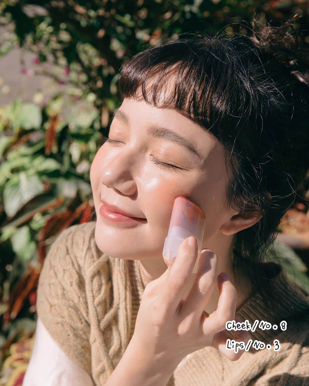 謝琦琦（Kiki）さんのインスタグラム写真 - (謝琦琦（Kiki）Instagram)「這篇是給那些不愛上妝又想有氣色的人們 特別是超級乾肌 今年特冷的冬天又吹暖氣的話 應該臉快裂開了吧 OLIO E OSSO天然全能顏頰膏以橄欖油為基底 以一種最天然的方式 增添自然光澤的同時也滋潤肌膚 在太陽底下更像由裡透出來的飽滿紅潤 是很多好萊塢明星化妝包裡的急救棒 有多種顏色可以選擇 想畫哪就畫哪 頰唇是我最推薦使用的地方  有時候休假或是一直戴口罩真的很不想上底妝  一點點透膚的紅潤比粉霧質感更自然 就像素顏上霧面唇彩容易顯得突兀 雖然持久性沒有彩妝來得好 但對肌膚也較溫和 卸妝也就不用那麼繁複 說到底就是懶得卸妝啊😆  鮮豔色的顯色度較好 粉嫩色系比較適合白皙的肌膚 2/4前至 @sofa_socool 選購可輸入折扣碼「OEOKI」OLIO E OSSO商品9折 而且新註冊會員即送購物金$100 (立馬折抵歐~)  #沙發選物 #olioeosso #仙女光暈 #好氣色急救棒 #好萊塢明星化妝包的秘密」1月22日 13時29分 - kikihsieh