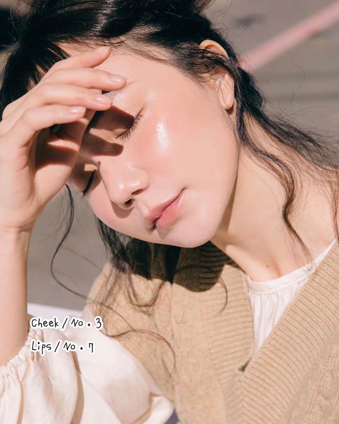 謝琦琦（Kiki）さんのインスタグラム写真 - (謝琦琦（Kiki）Instagram)「這篇是給那些不愛上妝又想有氣色的人們 特別是超級乾肌 今年特冷的冬天又吹暖氣的話 應該臉快裂開了吧 OLIO E OSSO天然全能顏頰膏以橄欖油為基底 以一種最天然的方式 增添自然光澤的同時也滋潤肌膚 在太陽底下更像由裡透出來的飽滿紅潤 是很多好萊塢明星化妝包裡的急救棒 有多種顏色可以選擇 想畫哪就畫哪 頰唇是我最推薦使用的地方  有時候休假或是一直戴口罩真的很不想上底妝  一點點透膚的紅潤比粉霧質感更自然 就像素顏上霧面唇彩容易顯得突兀 雖然持久性沒有彩妝來得好 但對肌膚也較溫和 卸妝也就不用那麼繁複 說到底就是懶得卸妝啊😆  鮮豔色的顯色度較好 粉嫩色系比較適合白皙的肌膚 2/4前至 @sofa_socool 選購可輸入折扣碼「OEOKI」OLIO E OSSO商品9折 而且新註冊會員即送購物金$100 (立馬折抵歐~)  #沙發選物 #olioeosso #仙女光暈 #好氣色急救棒 #好萊塢明星化妝包的秘密」1月22日 13時29分 - kikihsieh