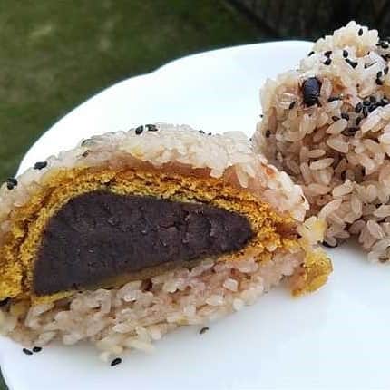 のインスタグラム：「【おうちで旅するカンタンレシピ　第14回】﻿ ﻿ いがまんじゅう（埼玉県）﻿ ﻿ レシピは、海人の藻塩公式Facebookにて公開中です✨﻿ プロフィール欄URLよりFacebookへ⬆️﻿ ﻿ #海人の藻塩 #あまびとのもしお #蒲刈物産 #藻塩 #もしお #塩 #広島 #瀬戸内 #蒲刈 #レシピ #簡単レシピ #料理好きの人と繋がりたい #おうちで旅するカンタンレシピ #おうちごはん #自炊 #ご当地グルメ #料理 #郷土料理 #埼玉 #埼玉グルメ #いがまんじゅう #amabitonomoshio #moshio #salt #hiroshima #kamagari #setouchi #seaweedsalt #instafood #instagood」