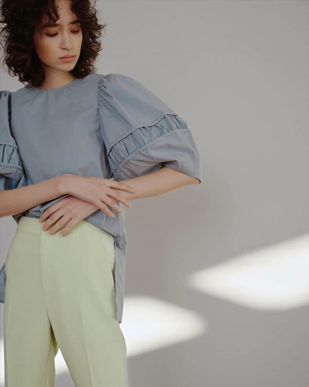 Arpege storyさんのインスタグラム写真 - (Arpege storyInstagram)「1/22(金)春カタログ公開！﻿ @cadune_official ﻿ ﻿ ﻿ "2021 SPRING COLLECTION"﻿ カデュネがお届けする春アイテム﻿ ﻿ ﻿ 商品タグから詳しくcheck✨﻿ ﻿ -----------------------------------------------﻿ ﻿ ▶︎▶︎▶︎information﻿ ﻿ ①ショップでは、全国送料無料で﻿ 代引き配送を受け付けております。﻿ 詳しくはショップまでお問い合わせください♩﻿ ﻿ お電話でのお問い合わせ先は﻿ @arpege_story のハイライトをご確認ください。﻿ ＊名古屋高島屋を除く﻿ ﻿ ﻿ ②📩メルマガ登録でお得な情報をGET‼︎﻿ 不定期でお得なキャンペーン実施します✨﻿ ﻿ ﻿ ③公式オンラインサイトArpege storyで﻿ 店舗在庫状況がご確認いただけるようになりました！﻿ サイトでsold outのアイテムでもお店でGETできるかも💭﻿ ﻿ ﻿ ﻿ -----------------------------------------------﻿ ﻿ #cadune #カデュネ﻿ #2021springcollection」1月22日 13時41分 - arpege_story