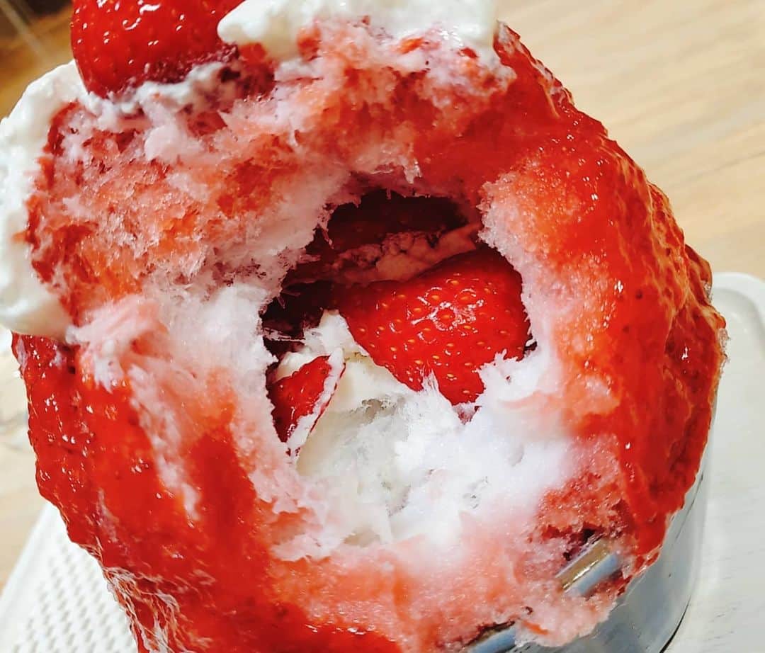ようようさんのインスタグラム写真 - (ようようInstagram)「寒いけど美味しくて綺麗なかき氷を✨🍧 奈良→ほうせき箱さん❤  コロナ対策もばっちりされていて安心して美味しく食べれました！！ 中にもいちごがたっぷり～～🍓  #ようようさん #エンタメ #アイドル #キャンギャル #イベントコンパニオン #レースクイーン #撮影会モデル #フォロワー募集中 #撮影会 #関西モデル  #Japanesegirl #followme #model #cosplay #racequeen #kawaii #instagood  #instalove #instaphoto #いいね返し #カメラ好きな人と繋がりたい #被写体 #食べスタグラム #ほうせき箱 #かき氷 #奈良カフェ #フルーツ #インスタ映え #美味しいもの好きな人と繋がりたい #奈良観光」1月22日 13時33分 - yoyochan_ranchan