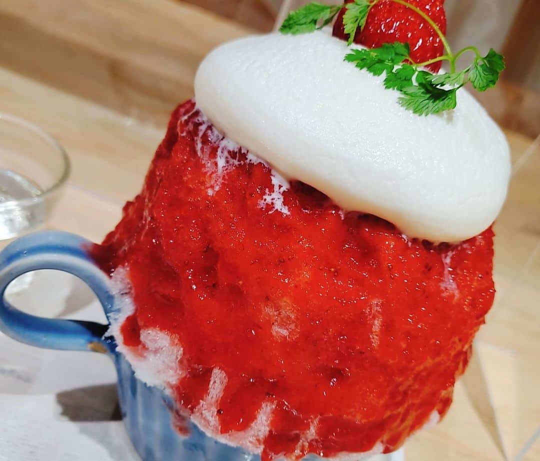 ようようさんのインスタグラム写真 - (ようようInstagram)「寒いけど美味しくて綺麗なかき氷を✨🍧 奈良→ほうせき箱さん❤  コロナ対策もばっちりされていて安心して美味しく食べれました！！ 中にもいちごがたっぷり～～🍓  #ようようさん #エンタメ #アイドル #キャンギャル #イベントコンパニオン #レースクイーン #撮影会モデル #フォロワー募集中 #撮影会 #関西モデル  #Japanesegirl #followme #model #cosplay #racequeen #kawaii #instagood  #instalove #instaphoto #いいね返し #カメラ好きな人と繋がりたい #被写体 #食べスタグラム #ほうせき箱 #かき氷 #奈良カフェ #フルーツ #インスタ映え #美味しいもの好きな人と繋がりたい #奈良観光」1月22日 13時33分 - yoyochan_ranchan