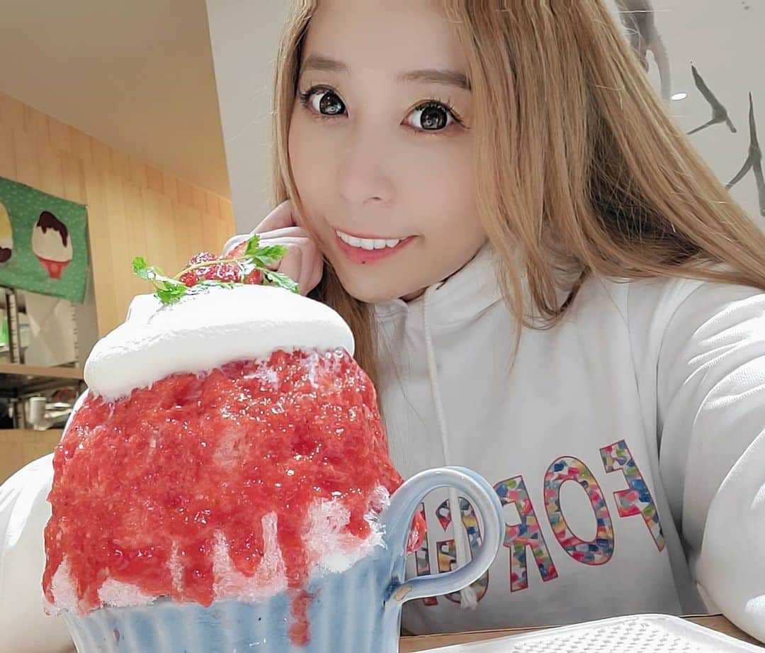 ようようさんのインスタグラム写真 - (ようようInstagram)「寒いけど美味しくて綺麗なかき氷を✨🍧 奈良→ほうせき箱さん❤  コロナ対策もばっちりされていて安心して美味しく食べれました！！ 中にもいちごがたっぷり～～🍓  #ようようさん #エンタメ #アイドル #キャンギャル #イベントコンパニオン #レースクイーン #撮影会モデル #フォロワー募集中 #撮影会 #関西モデル  #Japanesegirl #followme #model #cosplay #racequeen #kawaii #instagood  #instalove #instaphoto #いいね返し #カメラ好きな人と繋がりたい #被写体 #食べスタグラム #ほうせき箱 #かき氷 #奈良カフェ #フルーツ #インスタ映え #美味しいもの好きな人と繋がりたい #奈良観光」1月22日 13時33分 - yoyochan_ranchan