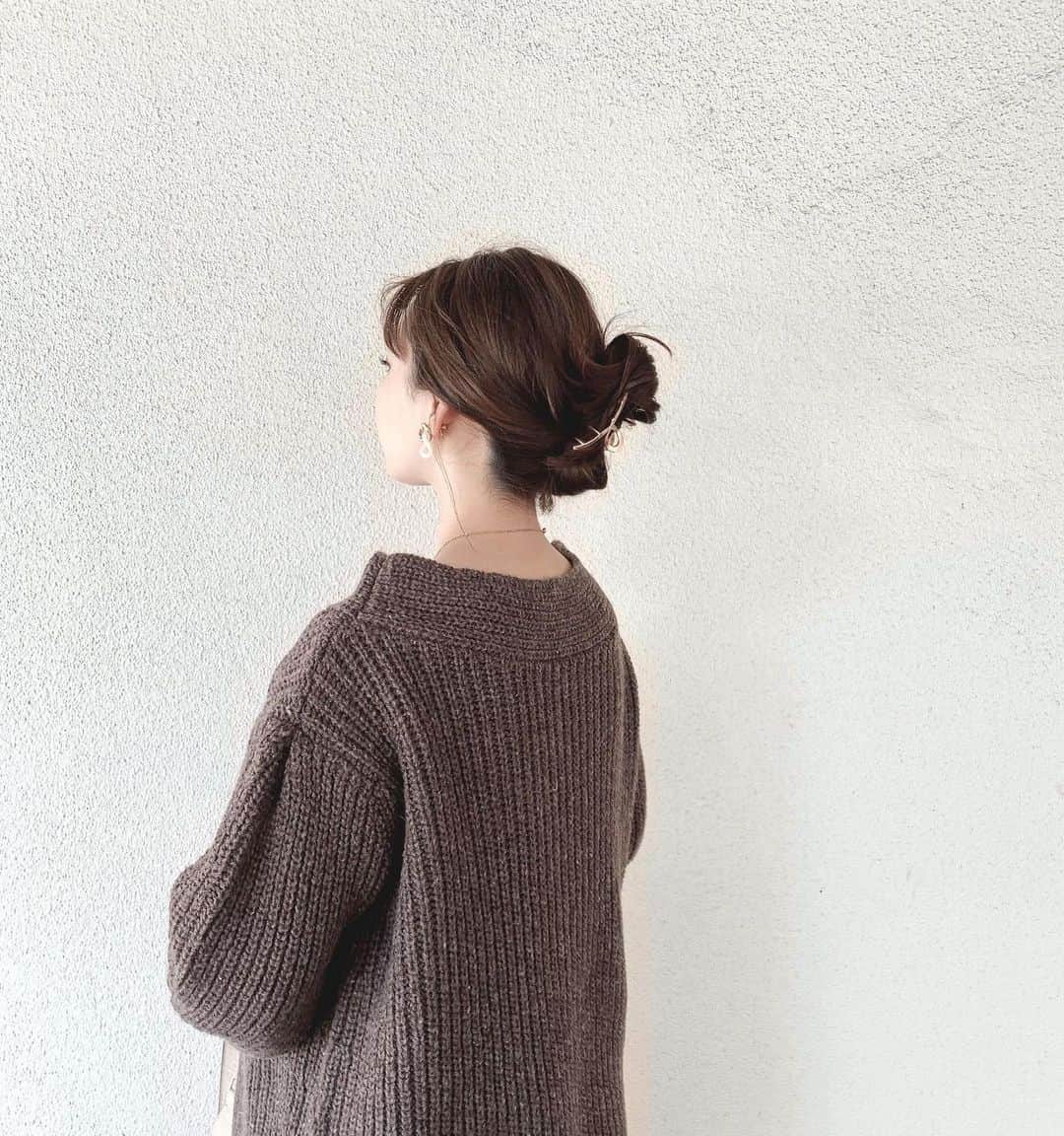 のインスタグラム：「ㅤ ㅤ ㅤ tops ▷ #mystic パンツ ▷ #qoo10 shoes ▷ #qoo10 bag ▷ ＃florist ㅤ ㅤ ㅤ mysticのニット、デコルテ部分がかわいいし お腹がカバっと入る丈がベストすぎて 年始セールでお買い上げ♡♡ ㅤ ㅤ ㅤ ㅤ 産後はベルトで縛るか ワンピースみたいにして着ようかな✧︎*。 ㅤ ㅤ ㅤ ㅤ ざっくりのデコルテのおかげで 髪おろしてもスッキリ着れる✨✨ ㅤ ㅤ ㅤ ㅤ ㅤ ㅤ  ㅤ ㅤ ㅤ #mystic_mystyle  #低身長コーデ #韓国風まとめ髪 #韓国風ヘア  #ヘアクリップ #coordinate #コーデ #コーディネート #コーデ  #マタニティ #マタニティコーデ #マタニティーコーデ  #妊婦 #妊婦コーデ #妊婦生活」