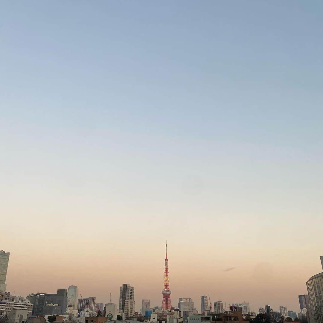 のインスタグラム：「ガッツリ乾燥してるけど、 空気が澄んで、 Manic Hourが、 とにかくキレイですよね、最近！！ 👱🏽‍♂️💙🌆🌆🌆🗼🗼🗼  早くコロナ消えて欲しい…。  #tokyo #japan #夕陽 #東京タワー #憂鬱 #東京」