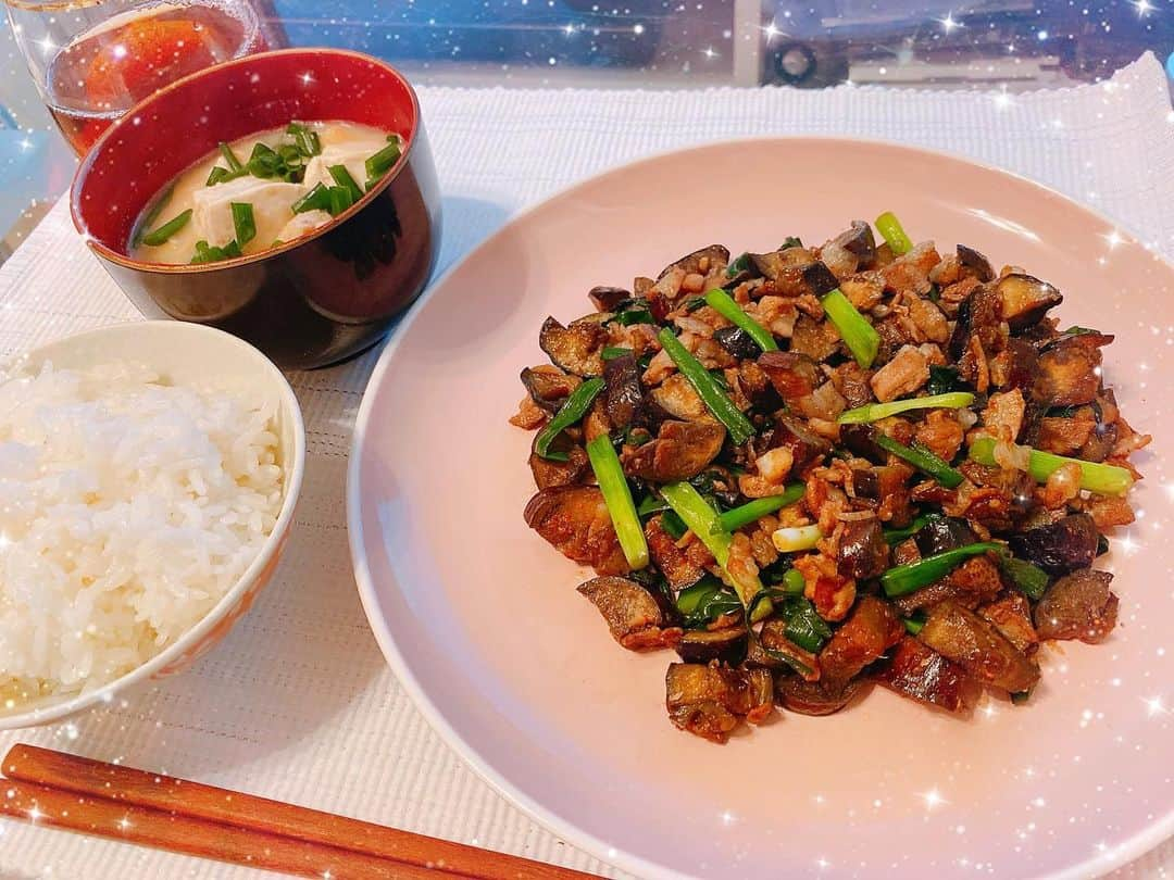 宇佐美あいりさんのインスタグラム写真 - (宇佐美あいりInstagram)「昨日の #あいりんクッキング ♬茄子と豚肉のピリ辛炒めと豆腐とお揚げのお味噌汁☺️❣️ピリ辛でご飯がススムから大好き😋🍆  #茄子と豚肉のピリ辛炒め#茄子#辛い#豆腐とおあげのお味噌汁#味噌汁#love#料理#手料理#自炊#クッキング#夜ご飯#晩ご飯#夕食#おうちごはん#自分ご飯#요리#作るの好き#自炊女子#食いしん坊#お腹ペコリン部#がっつりご飯 #cooking#delicious#yummy#followme#instadaily#instalike#pleaselike#pleasefollow」1月22日 13時37分 - airi.usami_official