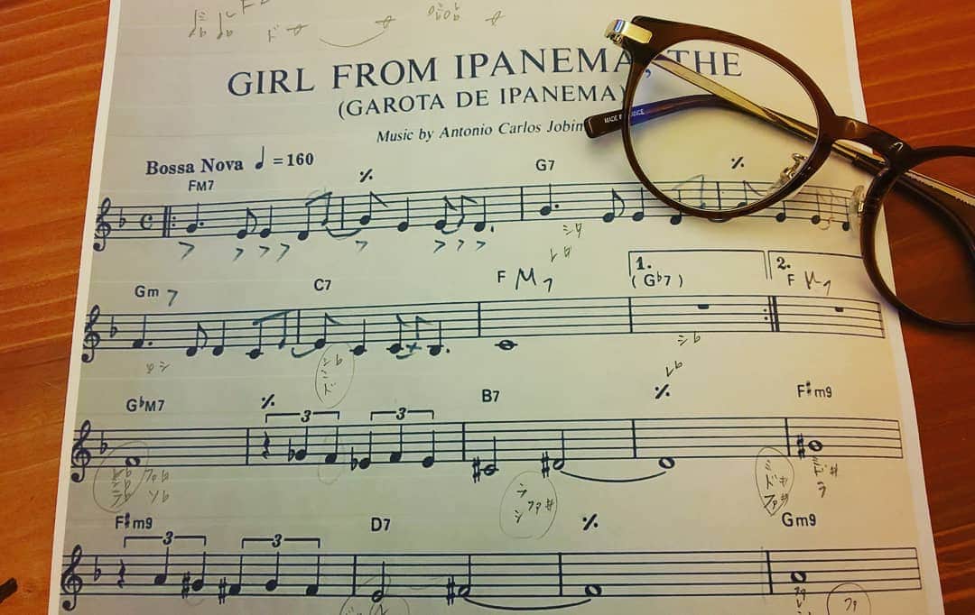 上田悦子さんのインスタグラム写真 - (上田悦子Instagram)「お休みをもらえたので、 今年初めての オンラインpianoレッスン♪  なんと今日は｢ジャズの日」だそう。 なぜでしょう？  January22th →JA  ZZ に似てるから😁 知らなんだ～❗️  今年もステキな音楽に出逢えますように😊  #ジャズピアノ#ジャズの日 #イパネマの娘 #ピアノが好きな人と繋がりたい」1月22日 13時39分 - uetsuko