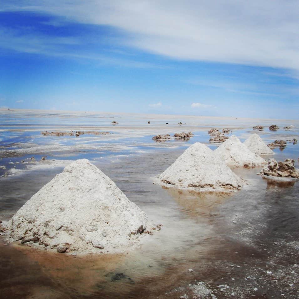 イレーネさんのインスタグラム写真 - (イレーネInstagram)「道をあるいていたら急に、ボリビアのウユニ塩湖行った時にガイドのお兄さんが塩の山を指差して「モリシオ」てドヤ顔で言ったのを思い出しました。 . また行きたいなぁ、ボリビア🇧🇴  #旅行  #旅に出たい  #南米  #ボリビア  #ウユニ塩湖  #bolivia  #盛り塩  #モリシオ #イレトリップ」1月22日 13時42分 - irenedewald