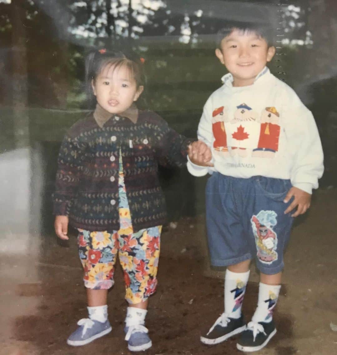 のインスタグラム：「Happy (late) birthday to the best brother out there✨🎂🎊❤️ #thankful #bigbrother #throwback 懐かしい写真発見〜😆お兄ちゃんお誕生日おめでとう🎉」