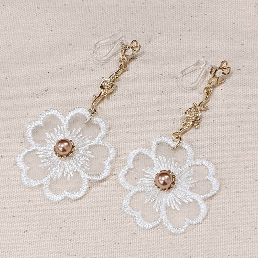 のインスタグラム：「○岡山店スタッフの作品紹介○ レースの花モチーフにスワロパールを編み付け 花で統一した樹脂イヤリングを作成しました✿❀✨  まだまだ寒い日が続いていますが アクセサリーは春を先取りしてみました♥ 是非皆様も、可愛いアクセサリーを作ってみてくださいね✨  当店では、スワロフスキー・クリスタルとスワロフスキー・クリスタルパールが 全品20%OFFとなっております！！ この機会に是非スワロフスキー・クリスタルをお求めくださいませ💕  #ハンドメイド #ハンドメイドアクセサリー #パーツクラブ #パーツクラブ公式アカウント #ハンドメイドイヤリング #レースイヤリング レースアクセサリー #スワロフスキー #スワロフスキーパール #SWAROVSKI」