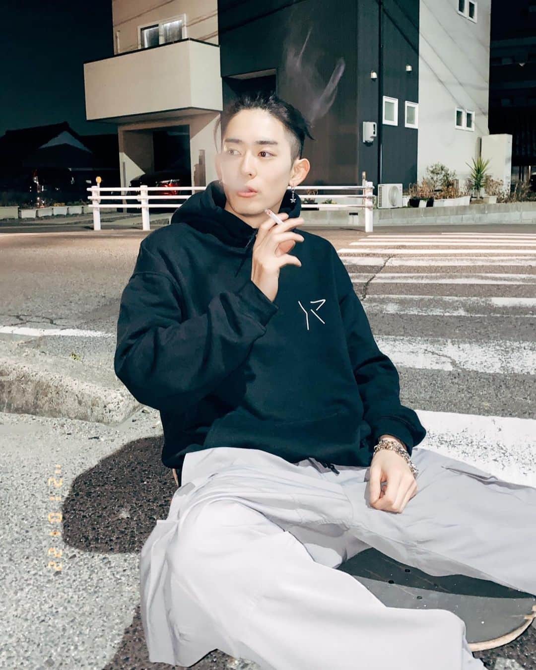 鈴村梨公のインスタグラム：「今日の20時から発売のパーカー😆  俺はよくスケボーする時と、ダボめのズボン履く時に着るよ🙋‍♂️」