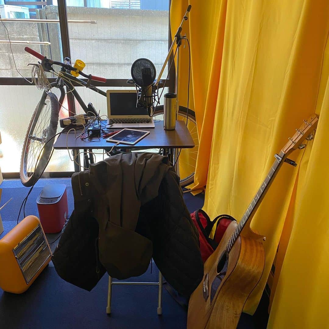 のインスタグラム：「ラジオの金曜日。今日もテレモートです。K-MIX「LIFE!LIFE!LIFE!」14:08からです。radikoでも聴けます。よろしくお願いします。コアラのマーチのイチゴ味をおやつに買いました。#kmix_life #ギターは練習のためで弾き語りはしません」