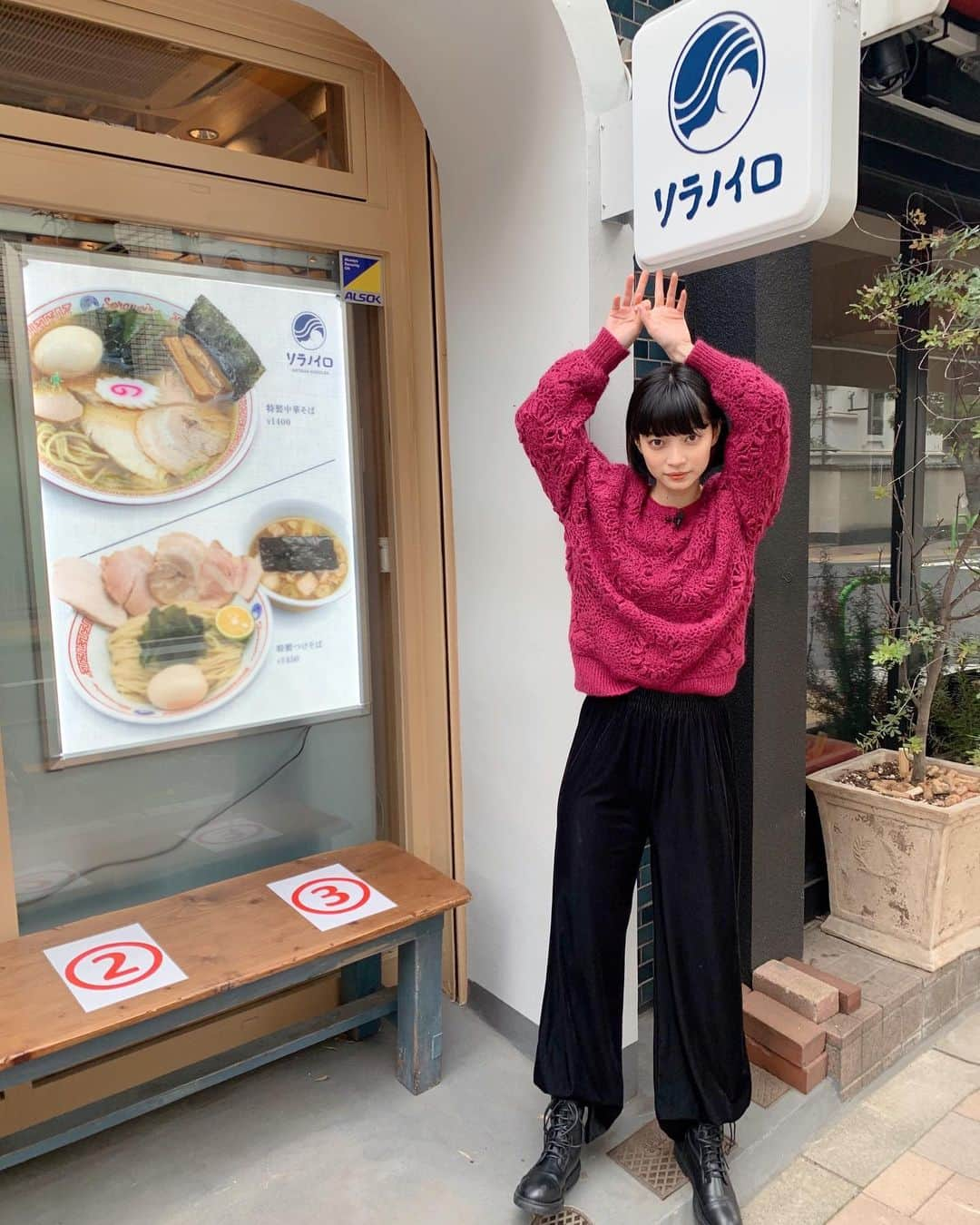 Macoto Tanaka 田中真琴のインスタグラム：「. 先日、ラーメンWalkerTV2さんの収録でソラノイロに行きました🙌🏻🤍 有名なベジそばとは真逆の新作を頂きました。 美味しすぎて度肝。 スープまで完食してしまう食べっぷり。 放送日またお知らせします〜🌈🙌🏻 @beep_ss  お気に入りのブーツ←」